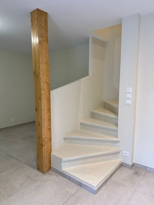 Escalier blanc en colimasson.