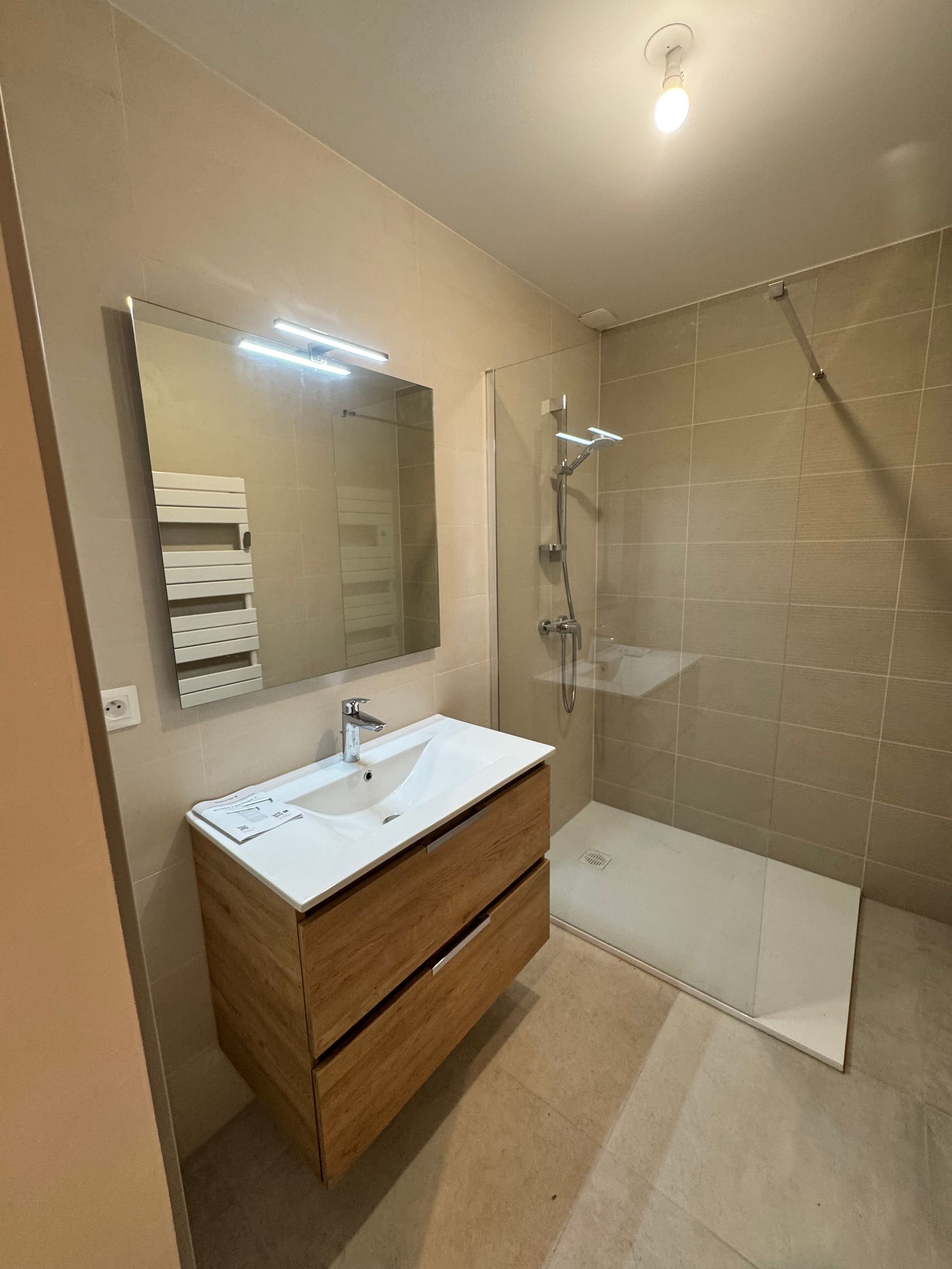 Salle de bains moderne avec douche à l'italienne.