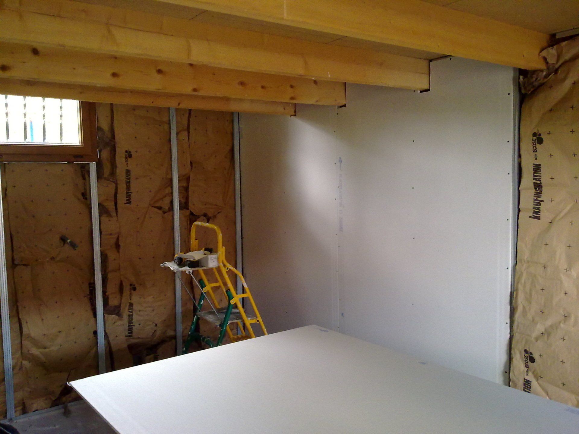 Travaux d'isolation de murs et pose de cloison.