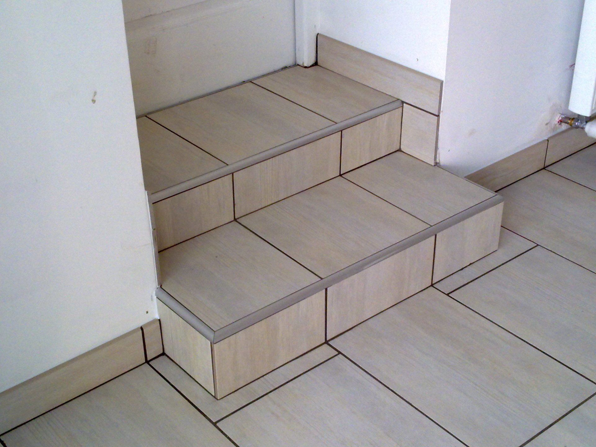 Marches en carrelage.