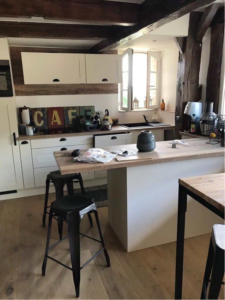 Cuisine moderne avec plan de travail en vois.
