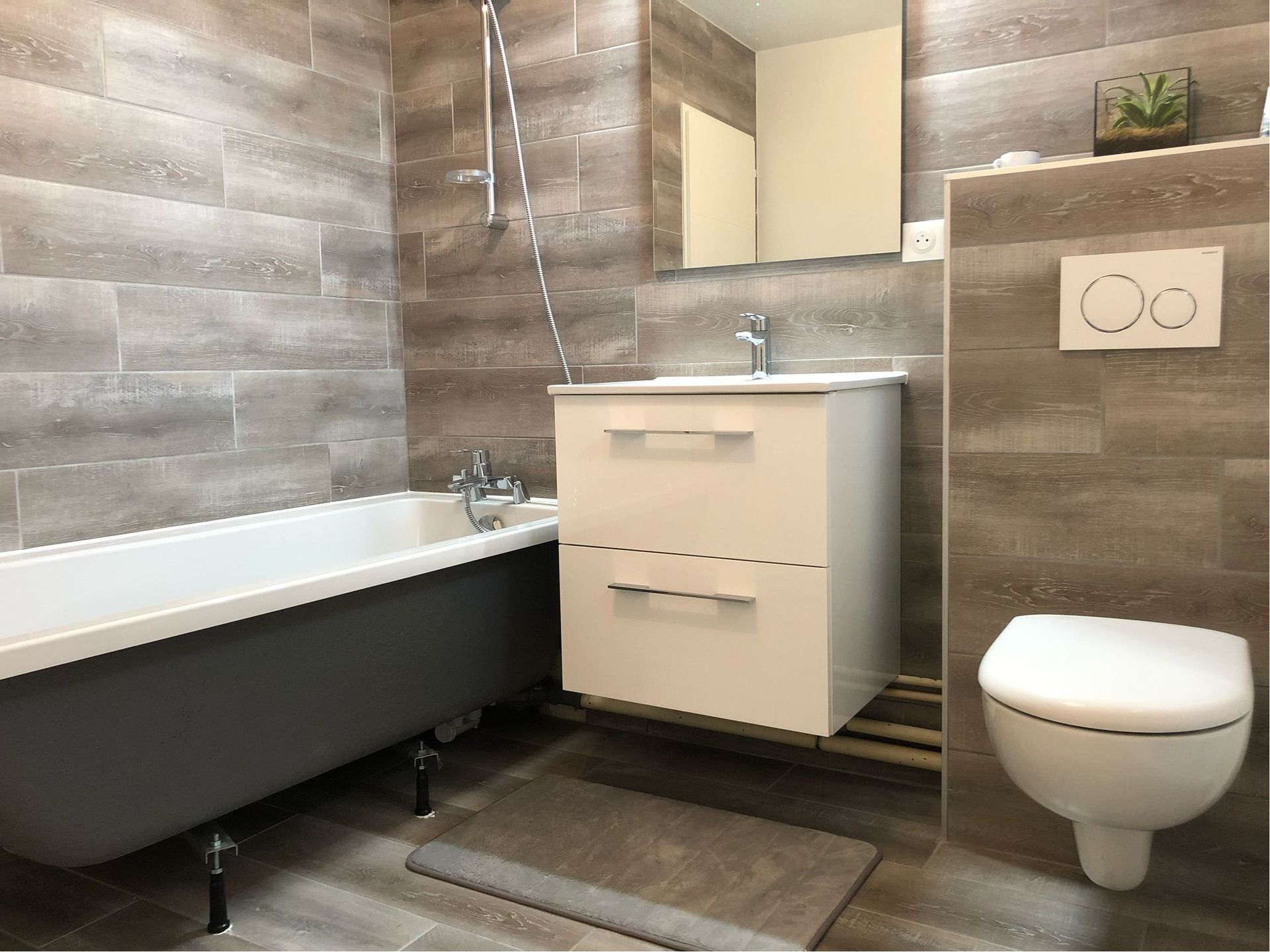 Salle de bains avec baignoire et WC.