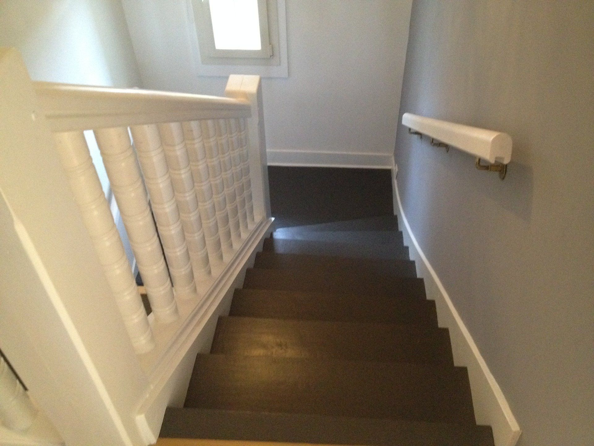 Vue descendante d'un escalier en bois.