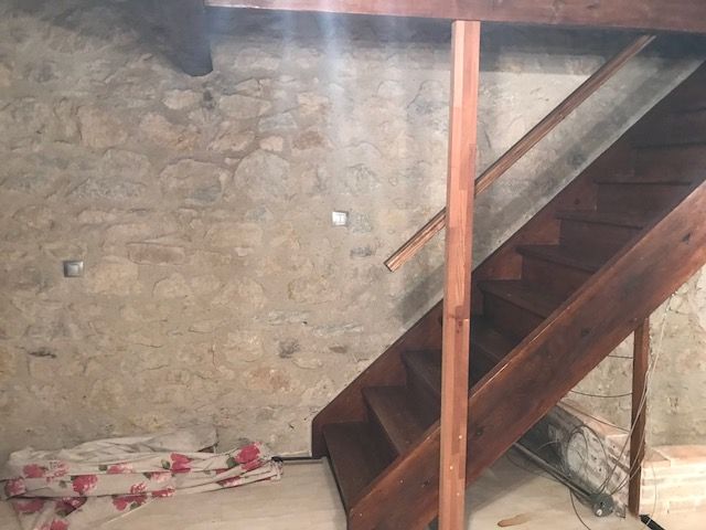 Escalier en bois sombre.