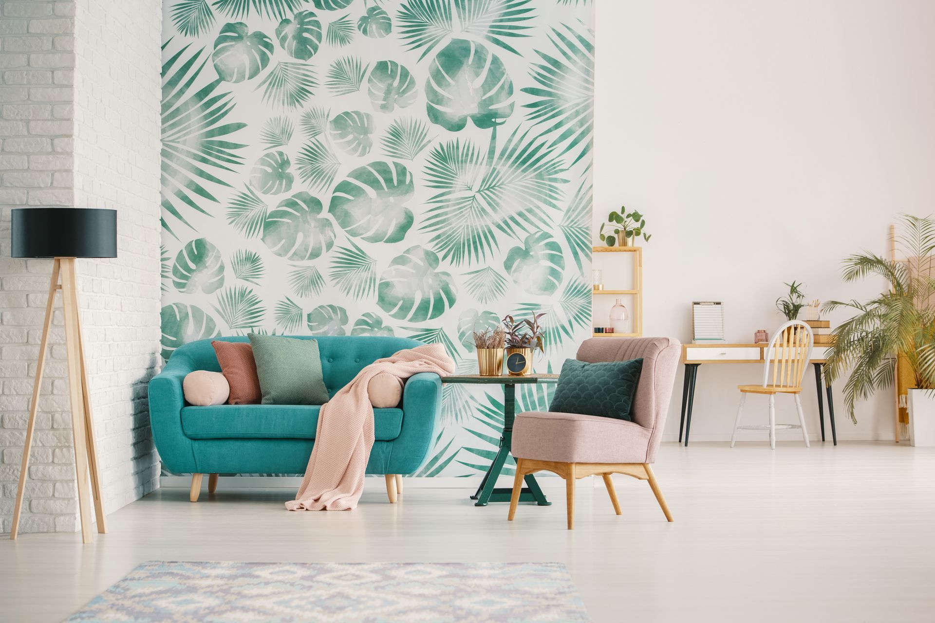 Pièce avec papier peint à motif végétal.
