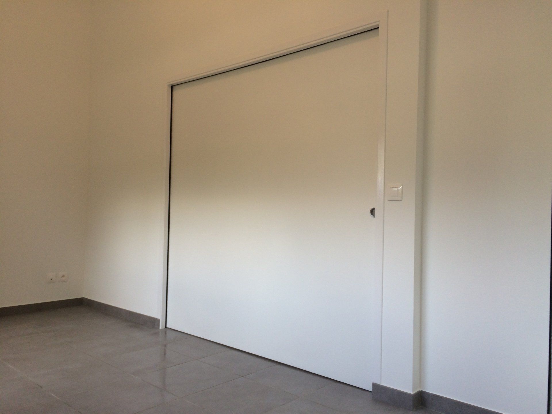 Cloison dans une pièce blanche.