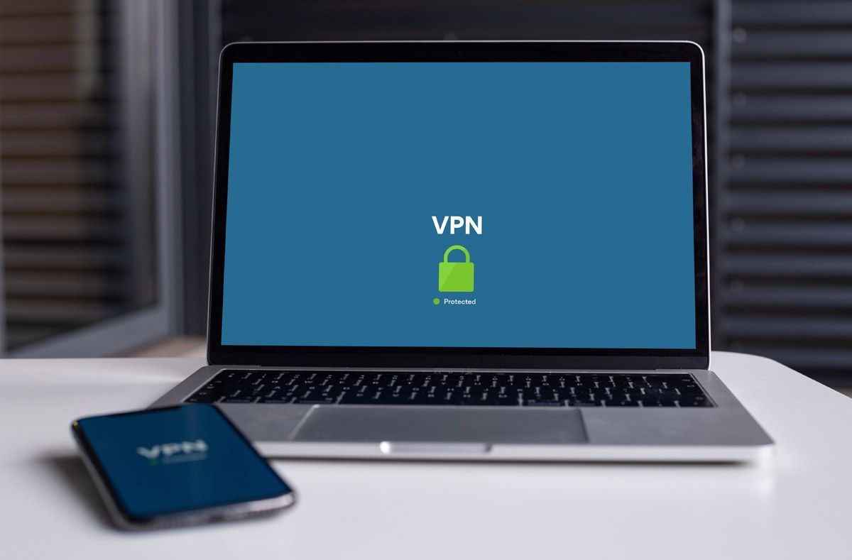 Ordenador portátil y teléfono mostrando un mensaje 