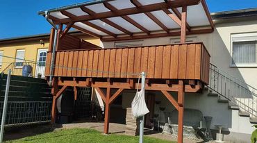Moderne Terrasse im Hinterhof mit Pool, Esstisch, Liegestühlen und einem Haus mit großen Fenstern
