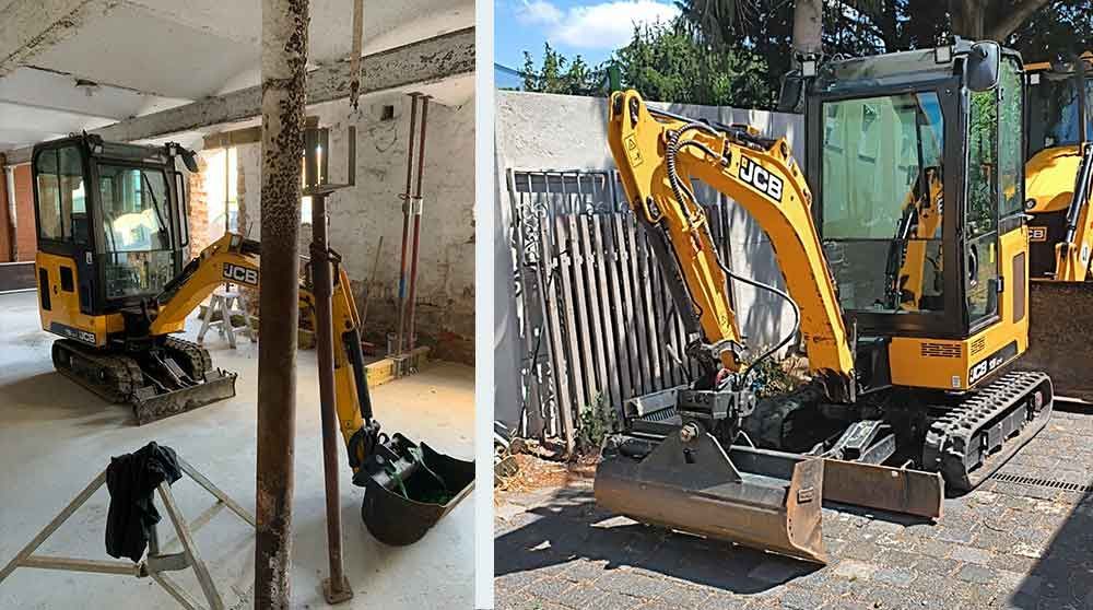 Gelber Minibagger in einer Garage und anschließend draußen neben einem Zaun, mit einer Schaufel und Anbaugeräten in der Nähe