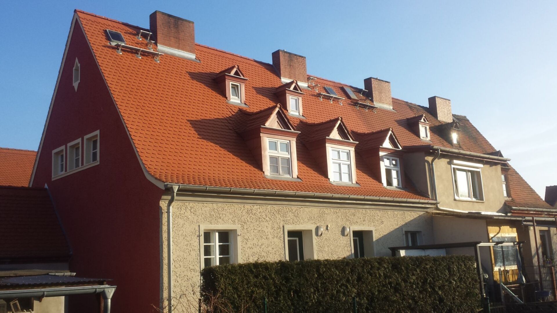 Haus mit rotem Ziegeldach