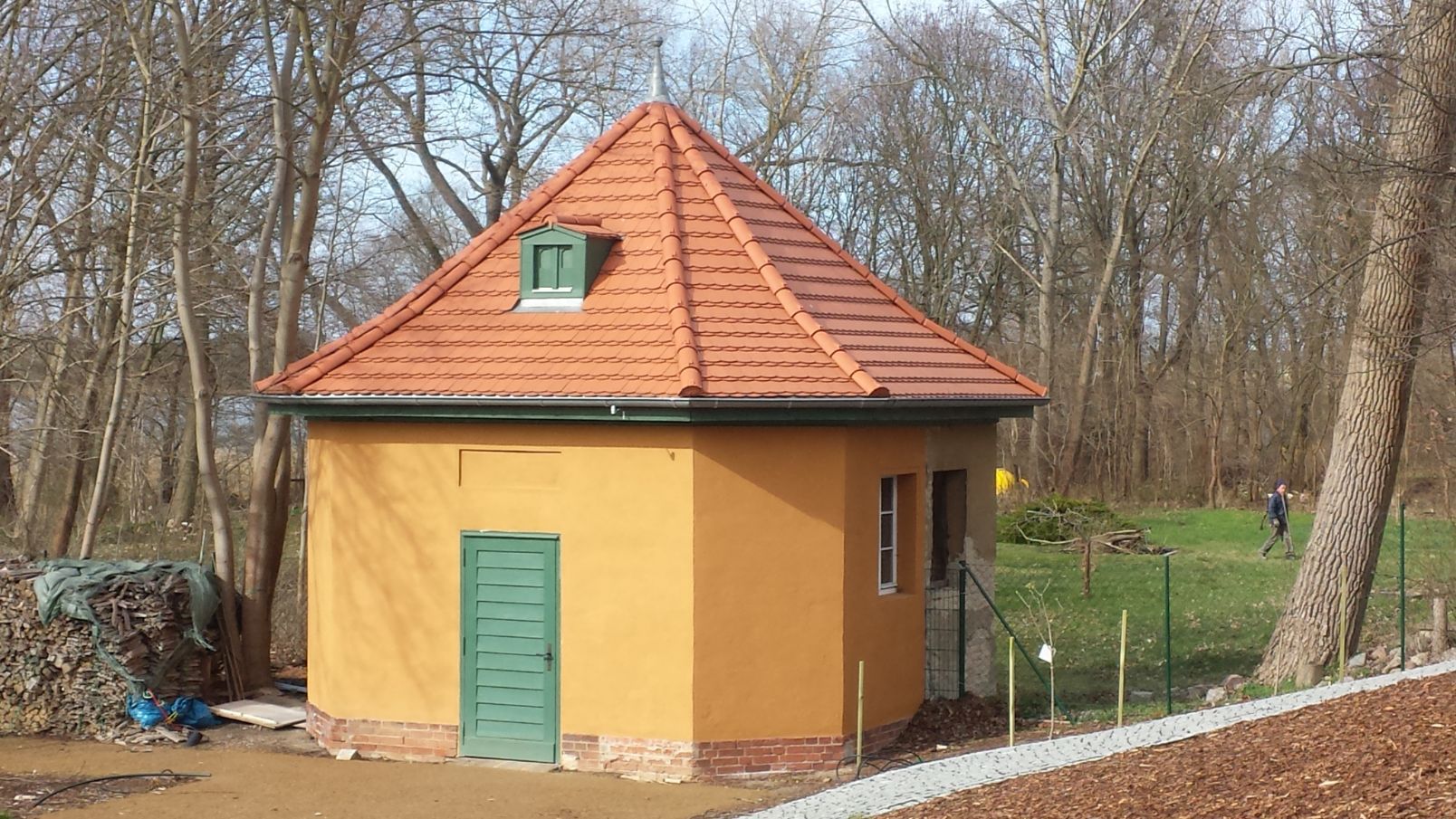 Häuschen mit Ziegeldach