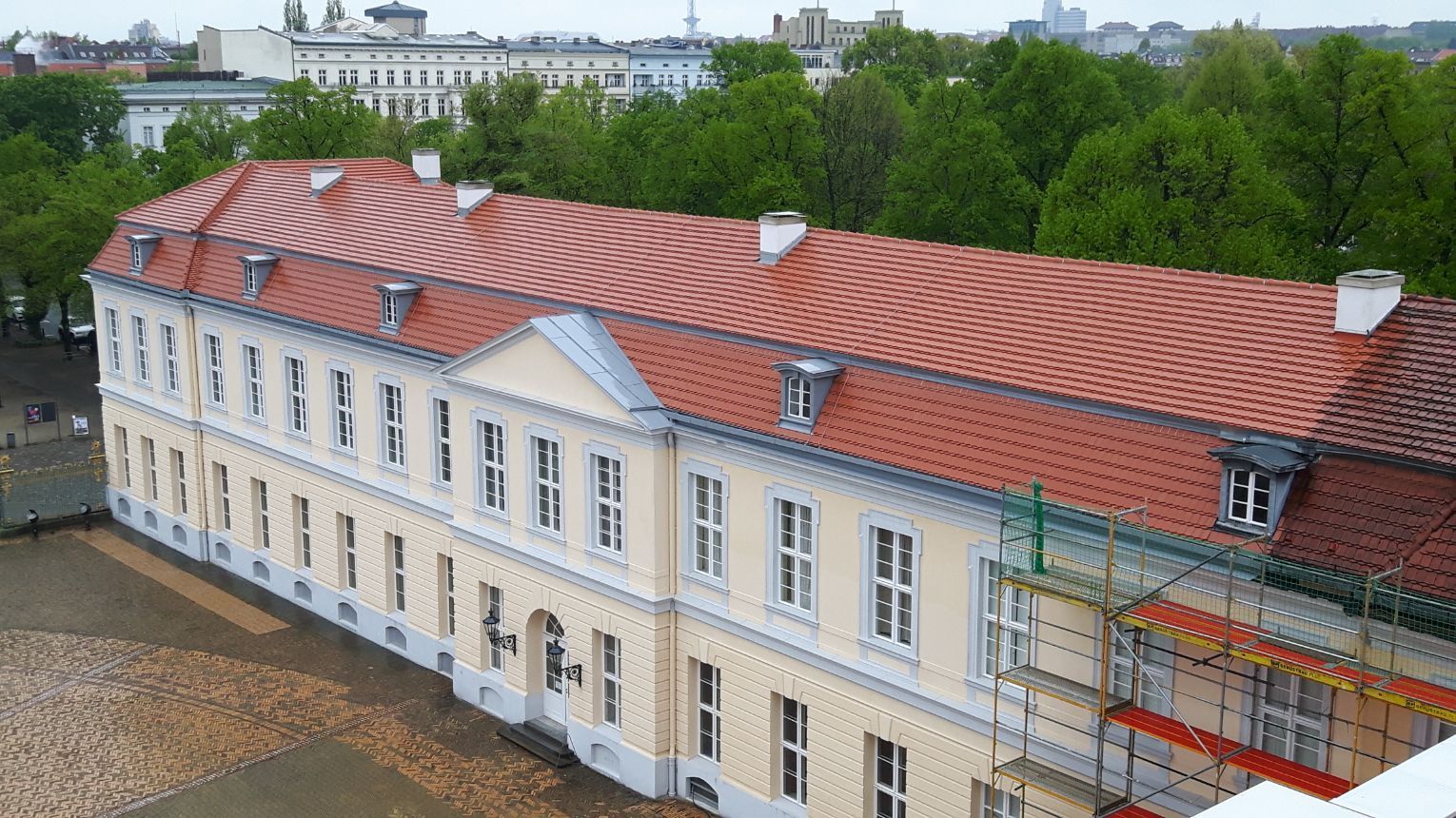 langes Haus mit rotem Dach