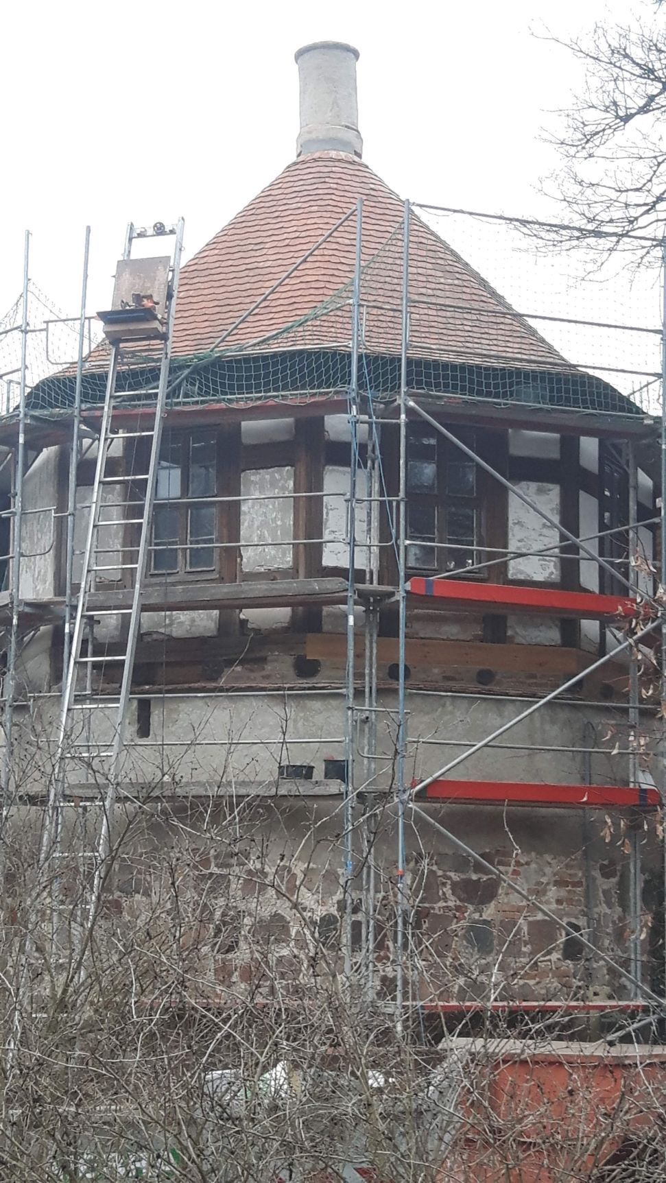 rundes Turmgebäude mit Gerüst