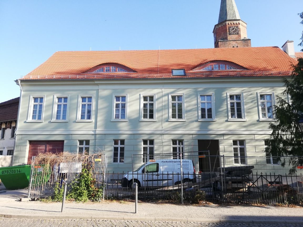 Gebäude mit außergewöhnlichem Ziegeldach auf dem Hof