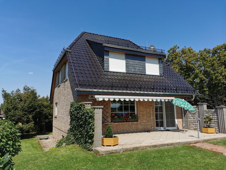 kleines Haus mit dunklem Ziegeldach