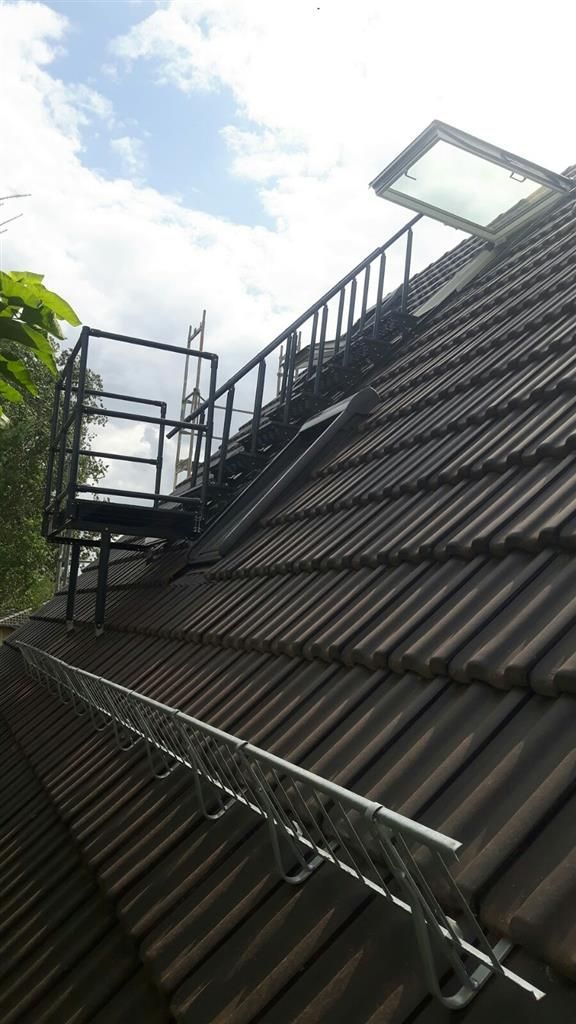 Bauarbeiten an einem Ziegeldach