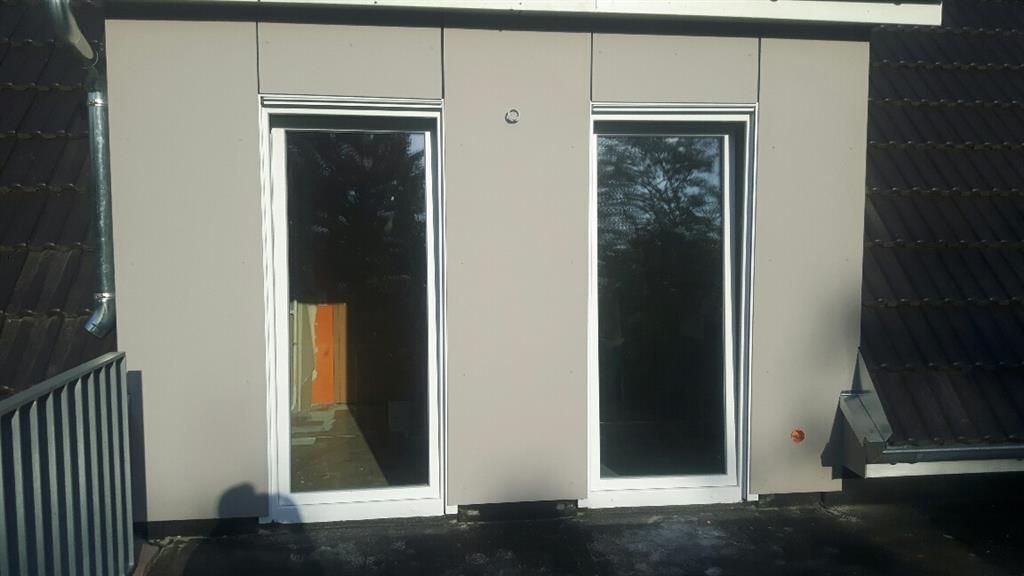 Terrassenbereich und zwei bodenlange Fenster