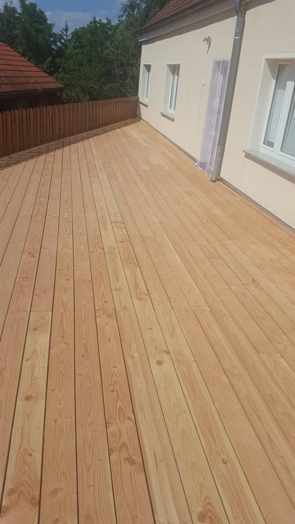 Mit Holz ausgekleidete Terrassenfläche