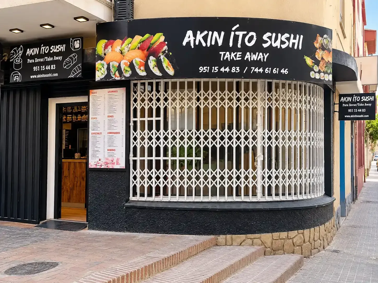 Fachada del local de comida para llevar Akin To Sushi con toldo negro