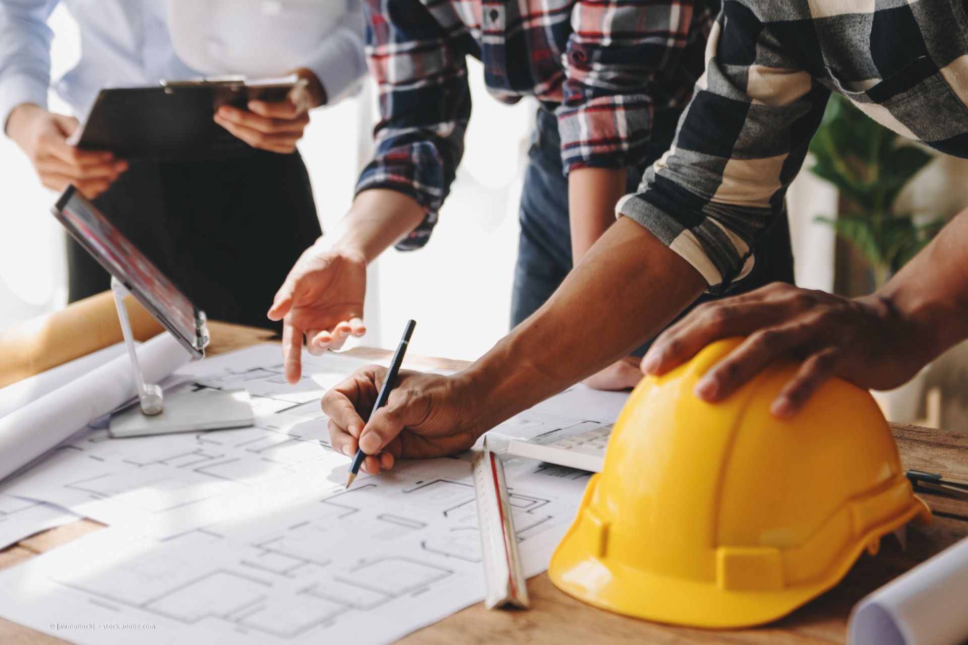 Personen besprechen Baupläne