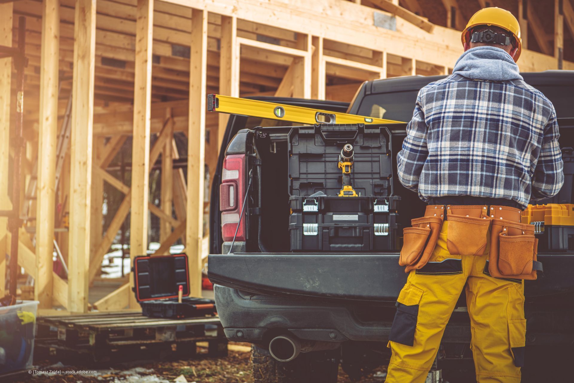 Arbeiter vor einer Holzkonstruktion