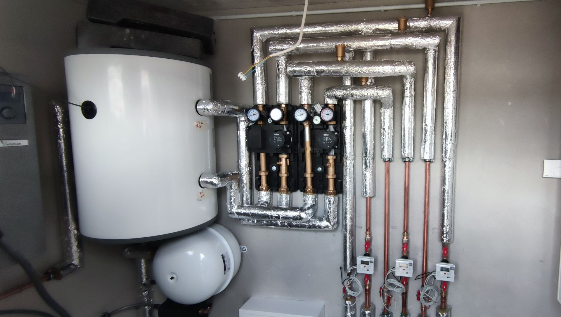 Heizungsrohre von Industrieanlage