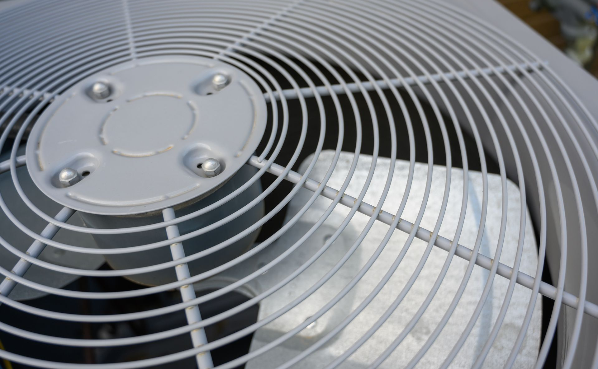 Gros plan d'une cage de ventilateur de climatiseur blanche.
