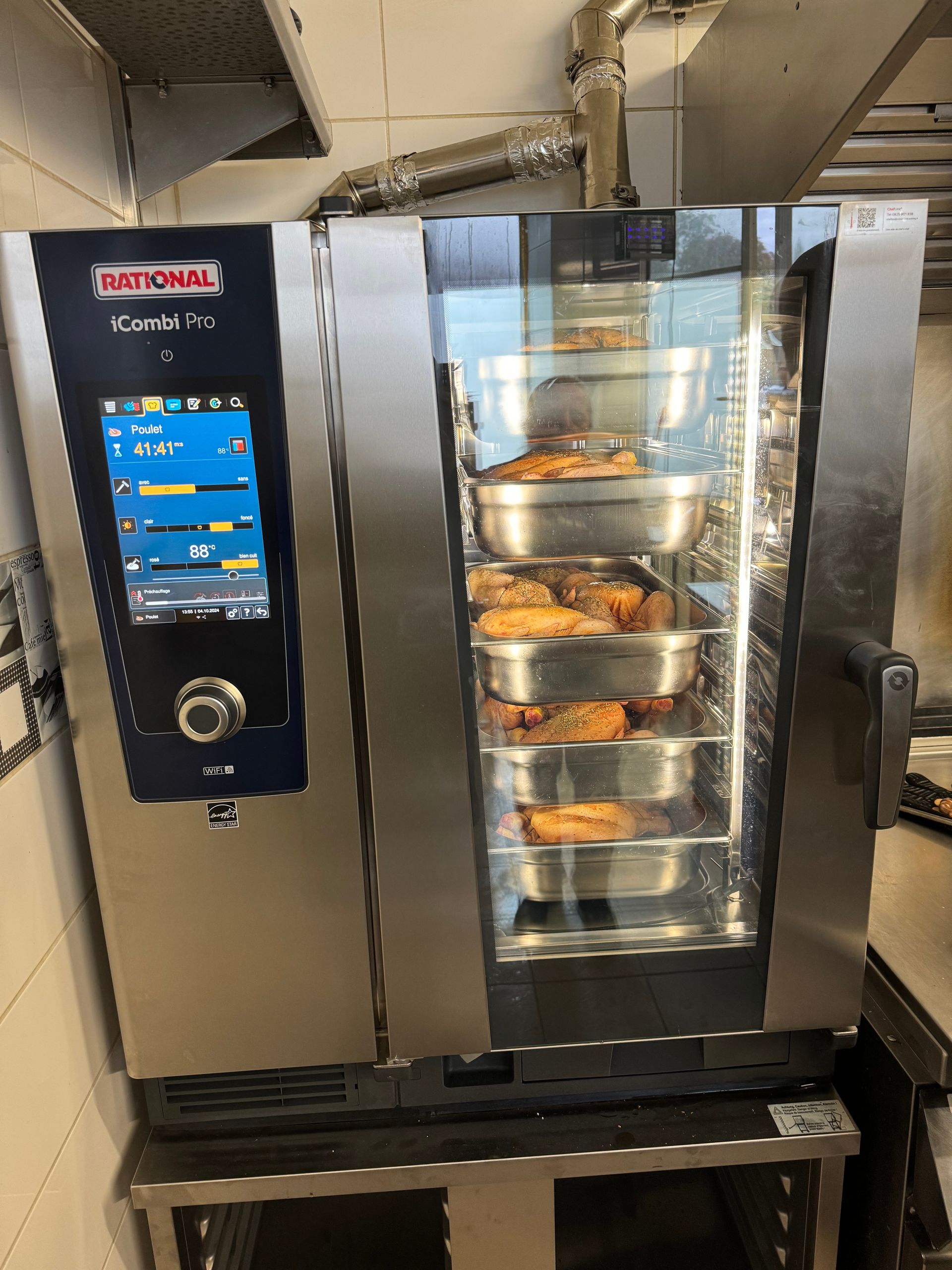 Un four mixte commercial rempli de nourriture dans une cuisine.