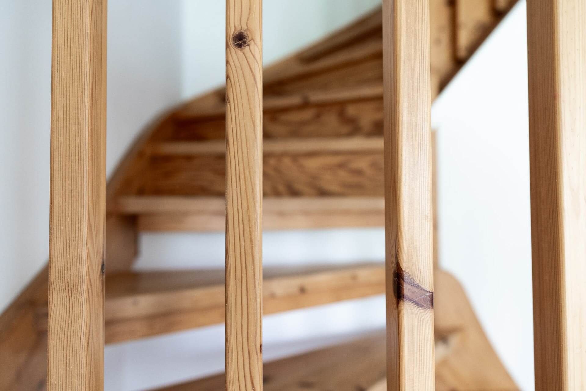 Puiset kierreportaat pystysuoran kaiteen läpi nähtynä.