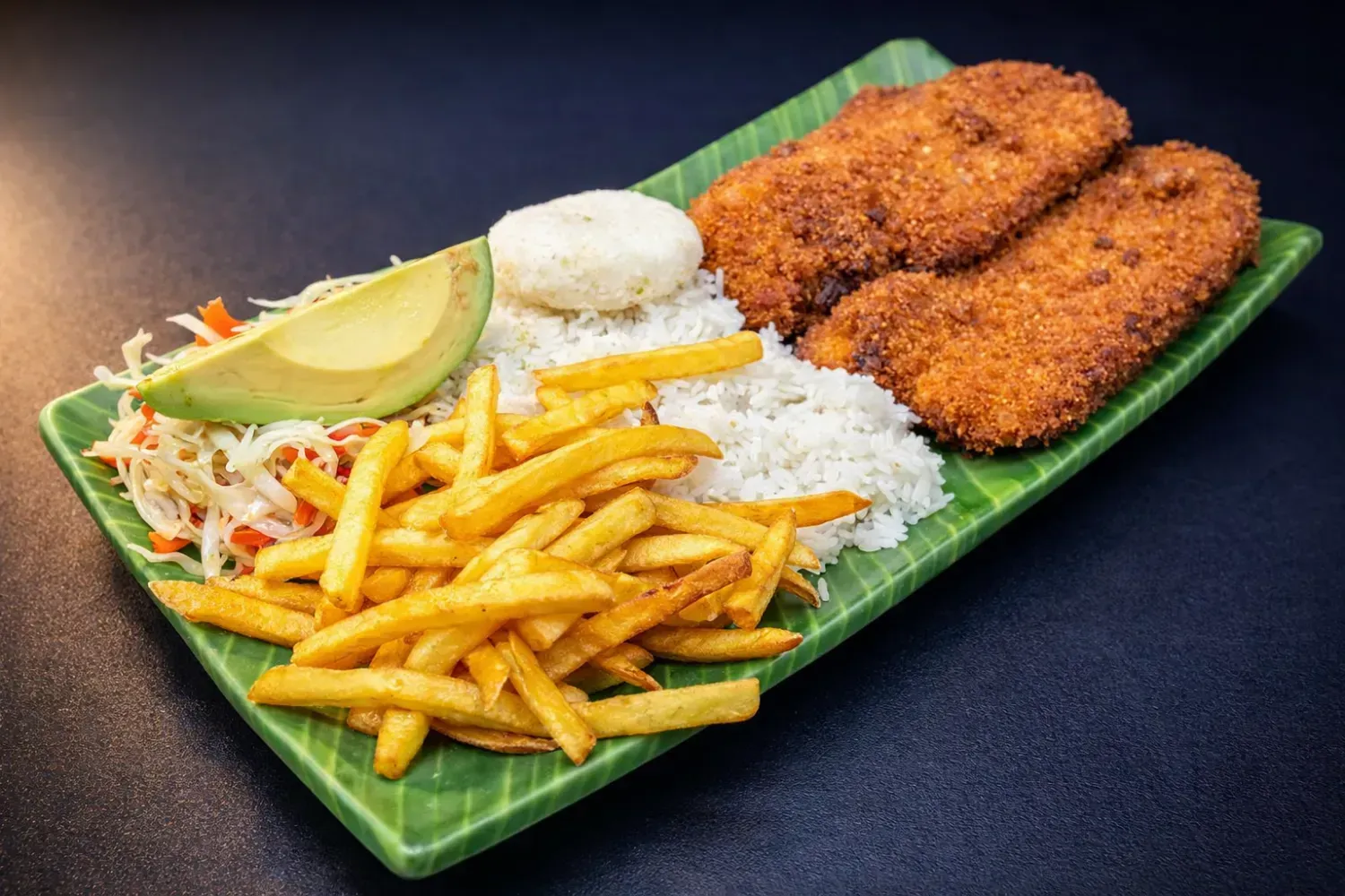Filetes empanizados servidos con arroz blanco y una porción de ensalada de patata