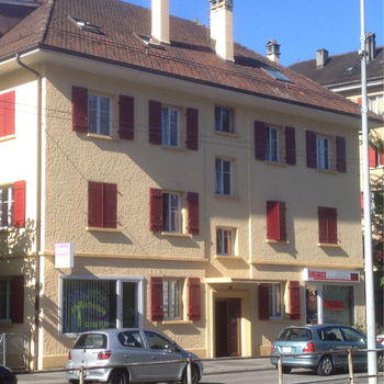 homme peint un bâtiment