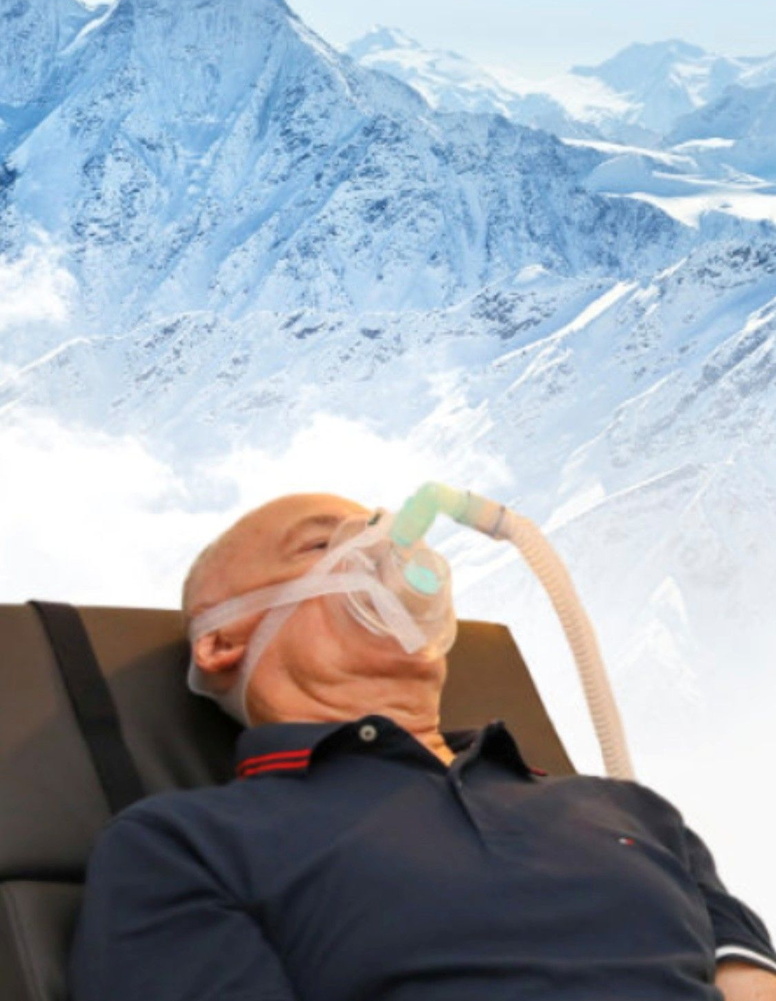 Mann mit Sauerstoffmaske, liegend. Im Hintergrund Berge, blau und weiß.