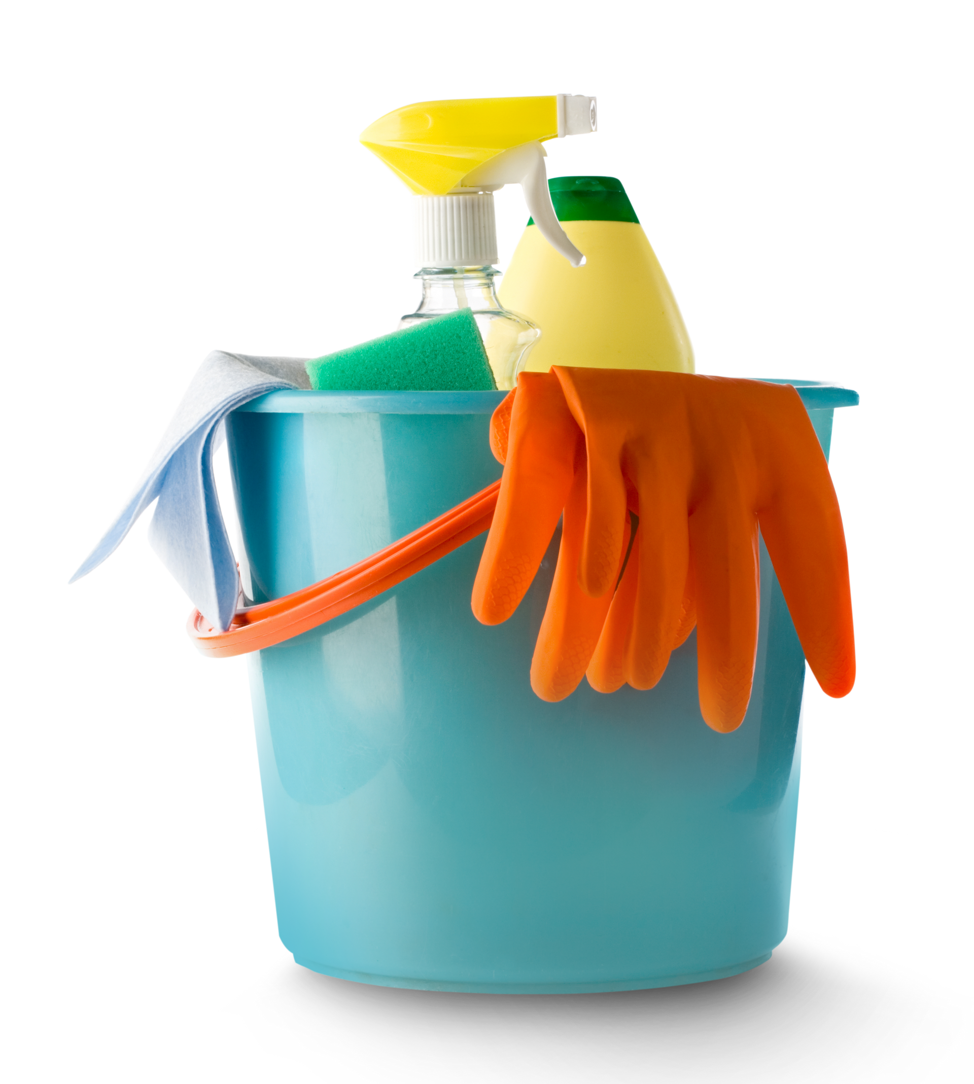 Un seau avec des gants et des produits ménagers