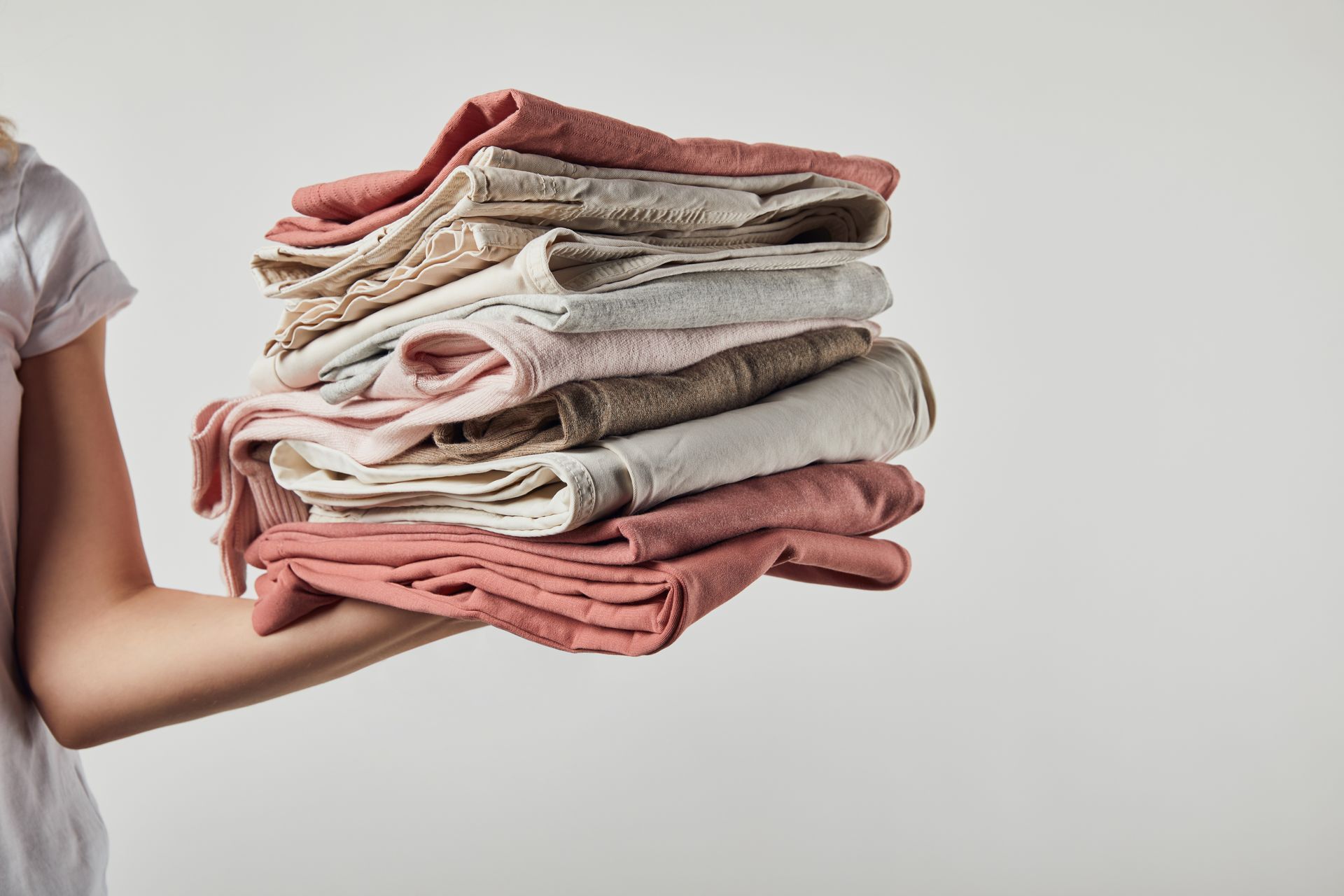 Pile de vêtements repassés et pliés