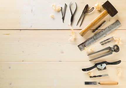 Outils de bricolage sur un parquet