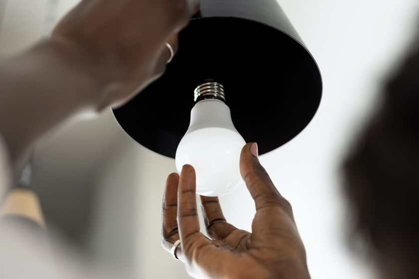 Changement d'ampoule d'un plafonnier