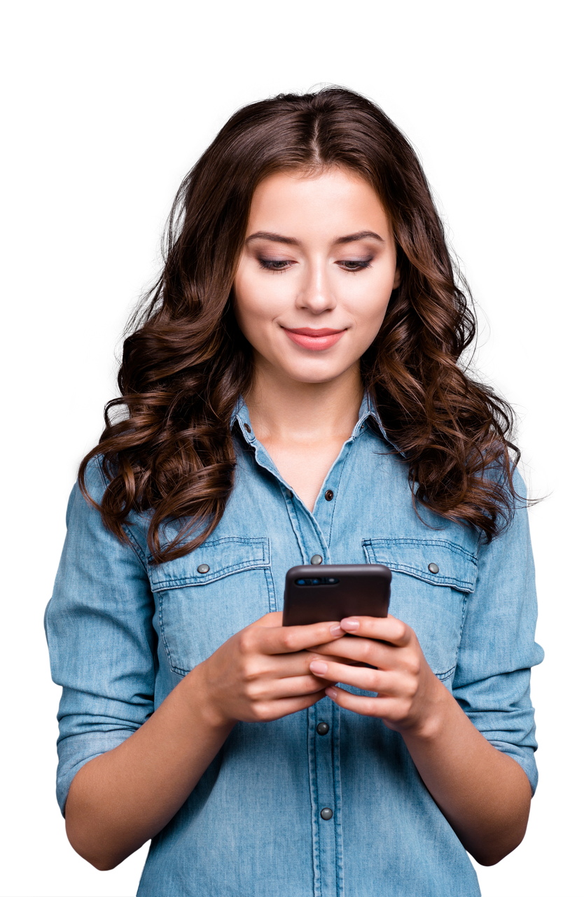 Une jeune femme avec un portable entre les mains