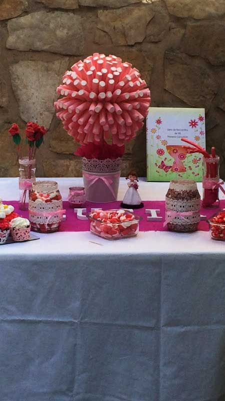 Buffet de dulces con temática rosa y blanca, que incluye un gran dulce en forma de hongo.