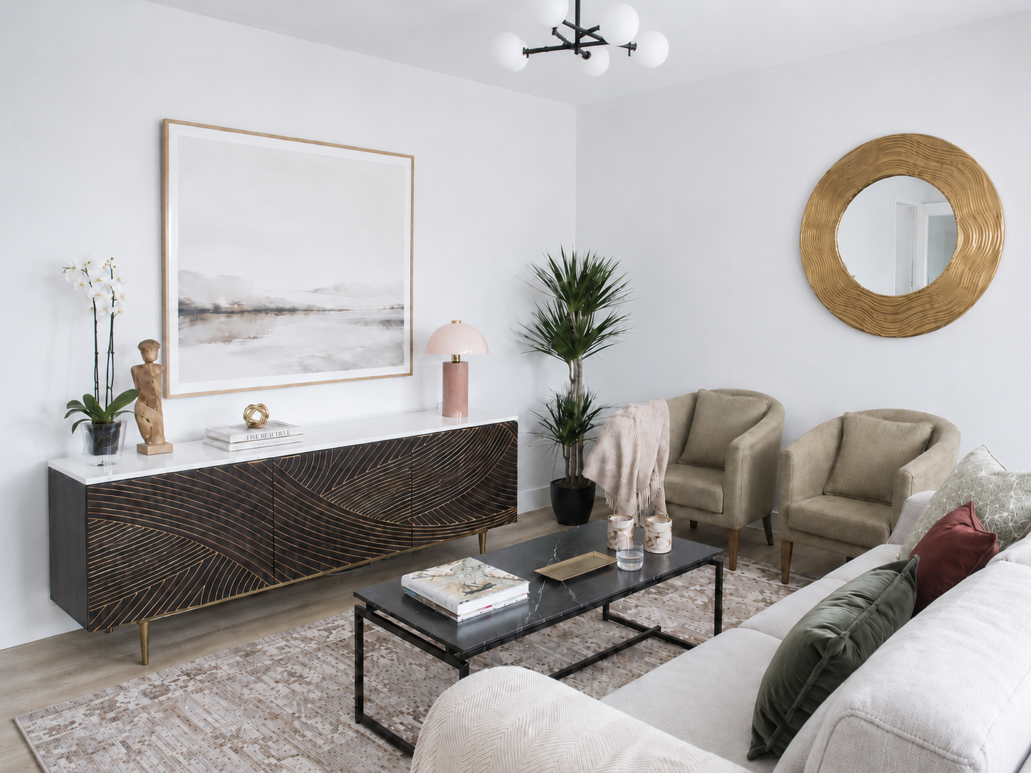 Salón luminoso de estilo clásico contemporáneo con sofá claro, aparador oscuro, butacas y detalles decorativos.