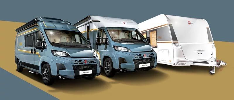 Drei Freizeitfahrzeuge unterschiedlicher Art.