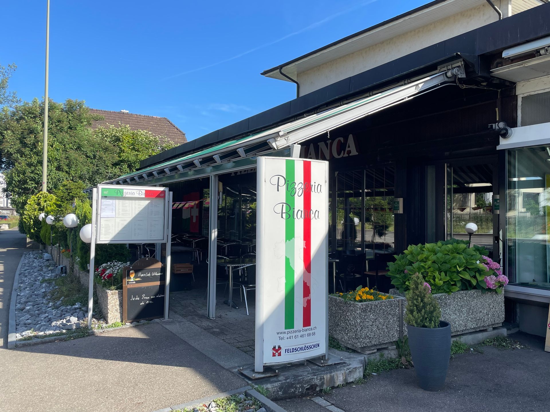 Erleben Sie die authentische italienische Küche und herzliche Gastfreundschaft der Pizzeria Bianca in Muttenz, Basel. Genießen Sie traditionelle Gerichte wie knusprige Pizza, hausgemachte Pasta, und köstliches Risotto. Lassen Sie sich von unserer Auswahl an Schweizer Küche verwöhnen, darunter Cordon Bleu, Wiener Schnitzel und zartes Entrecôte. Begleiten Sie Ihre Mahlzeit mit unseren erlesenen Weinen für ein rundum perfektes kulinarisches Erlebnis in einem gemütlichen Ambiente.