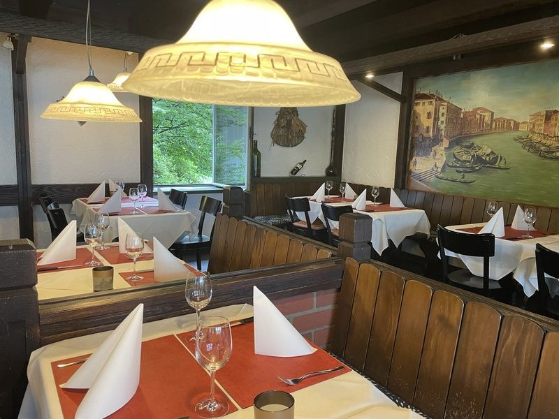 Erleben Sie die authentische italienische Küche und herzliche Gastfreundschaft der Pizzeria Bianca in Muttenz, Basel. Genießen Sie traditionelle Gerichte wie knusprige Pizza, hausgemachte Pasta, und köstliches Risotto. Lassen Sie sich von unserer Auswahl an Schweizer Küche verwöhnen, darunter Cordon Bleu, Wiener Schnitzel und zartes Entrecôte. Begleiten Sie Ihre Mahlzeit mit unseren erlesenen Weinen für ein rundum perfektes kulinarisches Erlebnis in einem gemütlichen Ambiente.