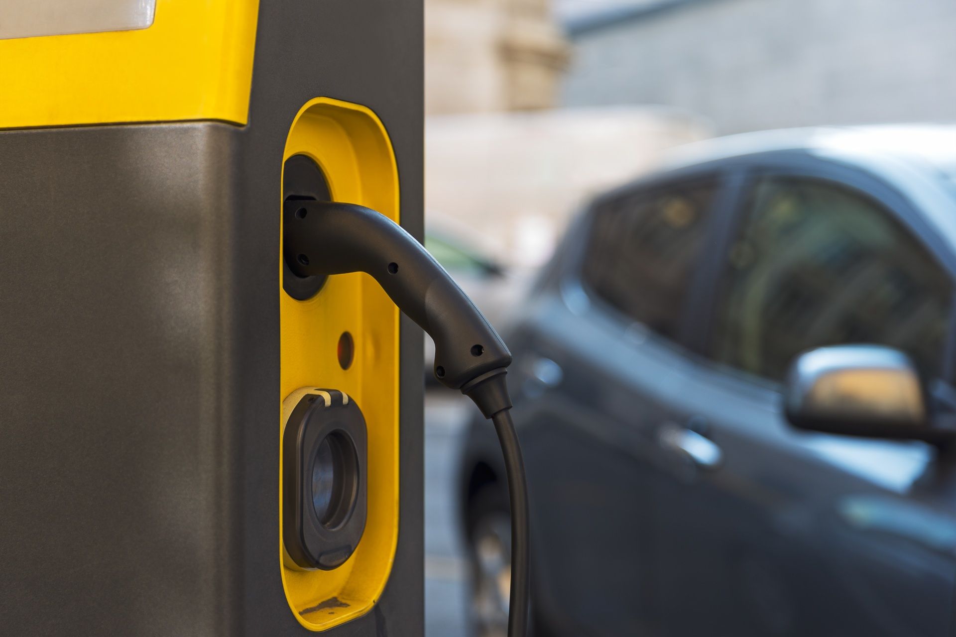 Sähköauto latautumassa latauspisteessä