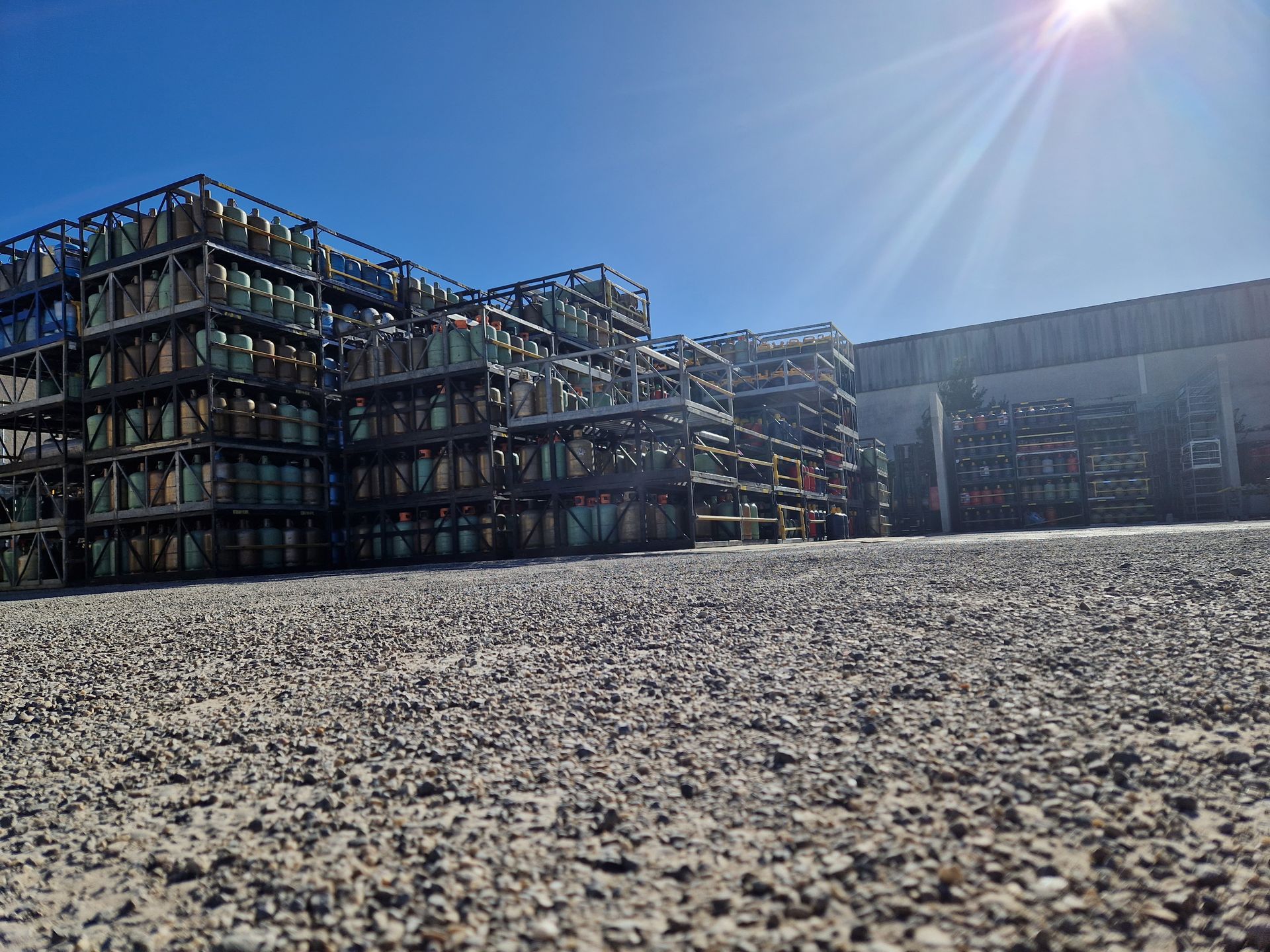 Zone de stockage des bouteilles de gaz vu d'en bas
