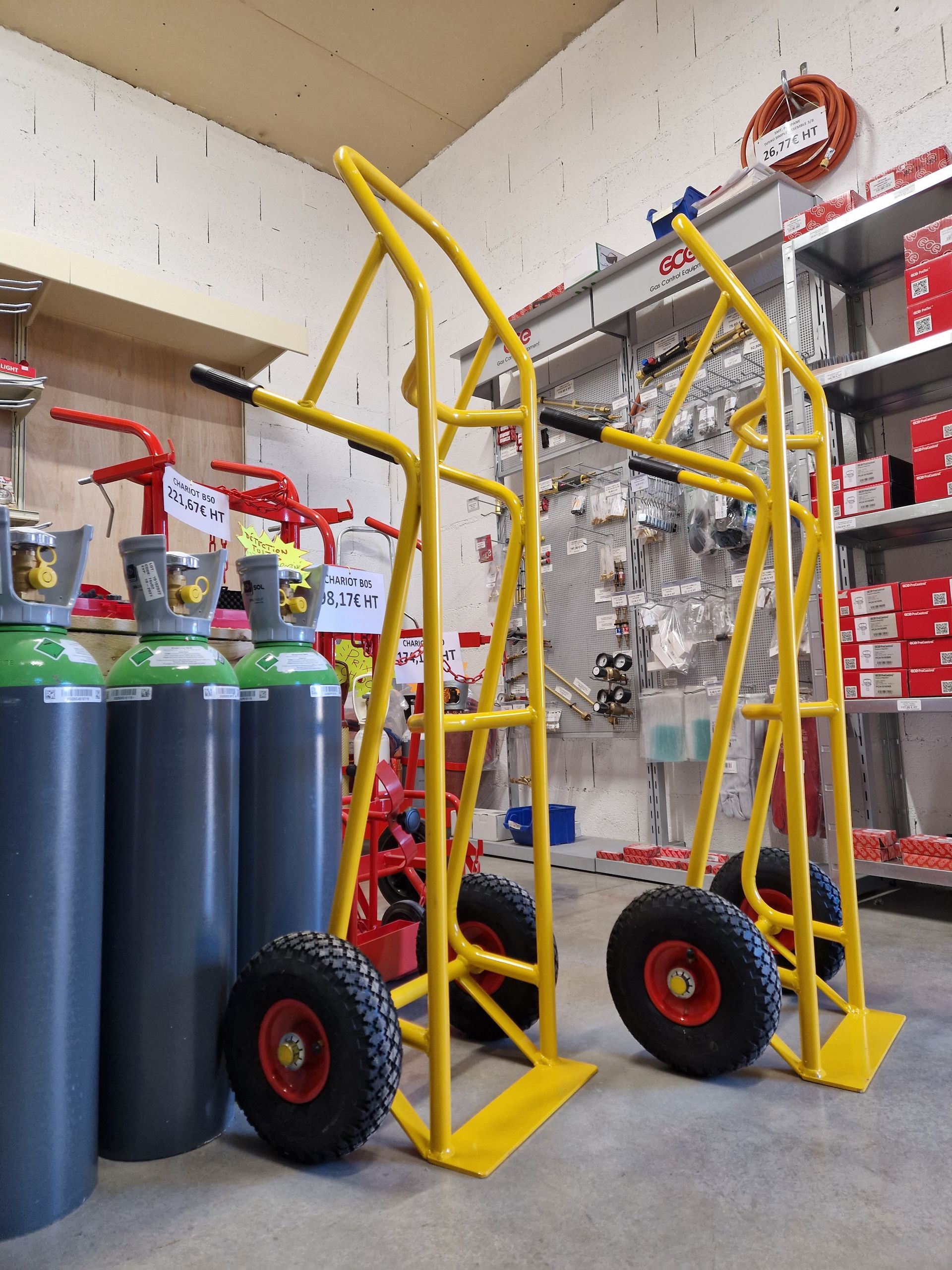 Diables jaunes pour transporter les bouteilles