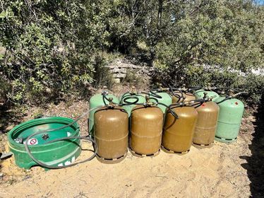 Bouteilles de gaz dorées et vertes