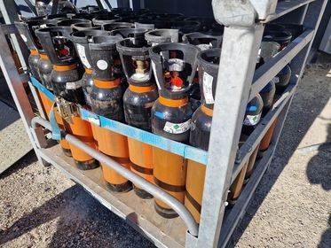 Bouteilles de gaz oranges et noires