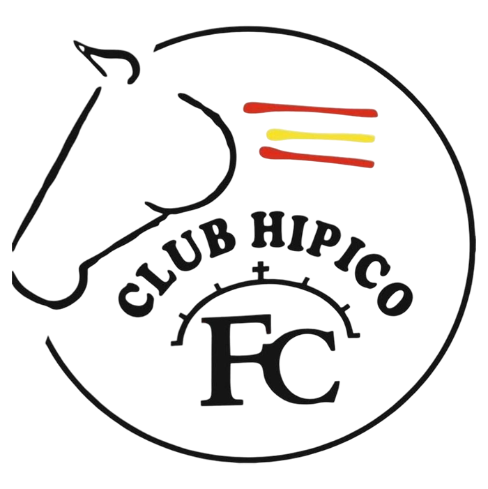 Logotipo del Club Hipico FC con el contorno de una cabeza de caballo y franjas rojas y amarillas en un emblema circular.