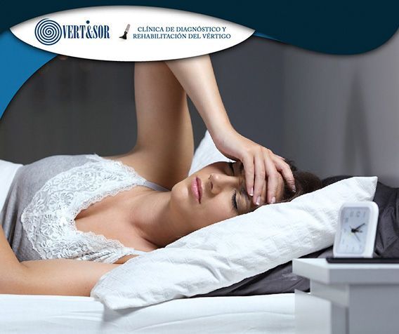 Persona tumbada en una camilla recibiendo un tratamiento facial con una diadema de toalla blanca en un entorno de spa.