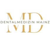 Goldenes MD-Monogramm-Logo mit dem Schriftzug „DENTALMEDIZIN MAINZ“ in Grau auf weißem Hintergrund